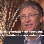Bill Gates discute calmement et avec le sourire de son plan génocidaire