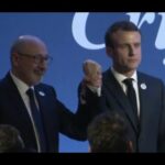 Macron force les doses