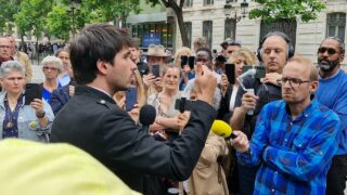 Rassemblement exceptionnel en soutien à Juan Branco suite à sa suspension du barreau de Paris