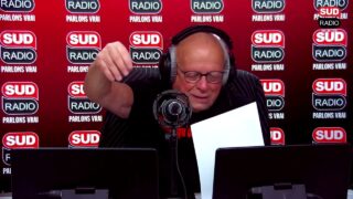 Le Monde juge que les drapeaux anglais sont le symbole de la radicalisation