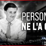 Poignardé et mourant — la police le menotte Poignardé et mourant — la police le menotte